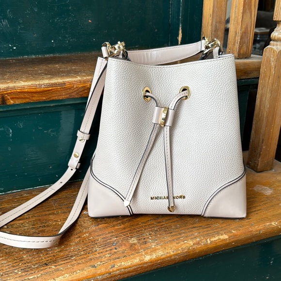 Michael Kors Pale Pink/Gold Bucket Bag - Picture 2 of 13